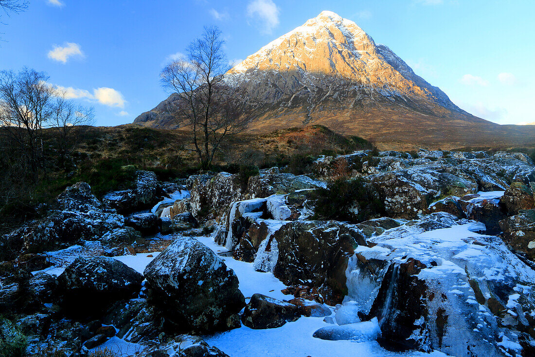 Buachaille Etive Mor und Fluss Coupall, in der Nähe von Glencoe, Highland, Schottland, Vereinigtes Königreich, Europa