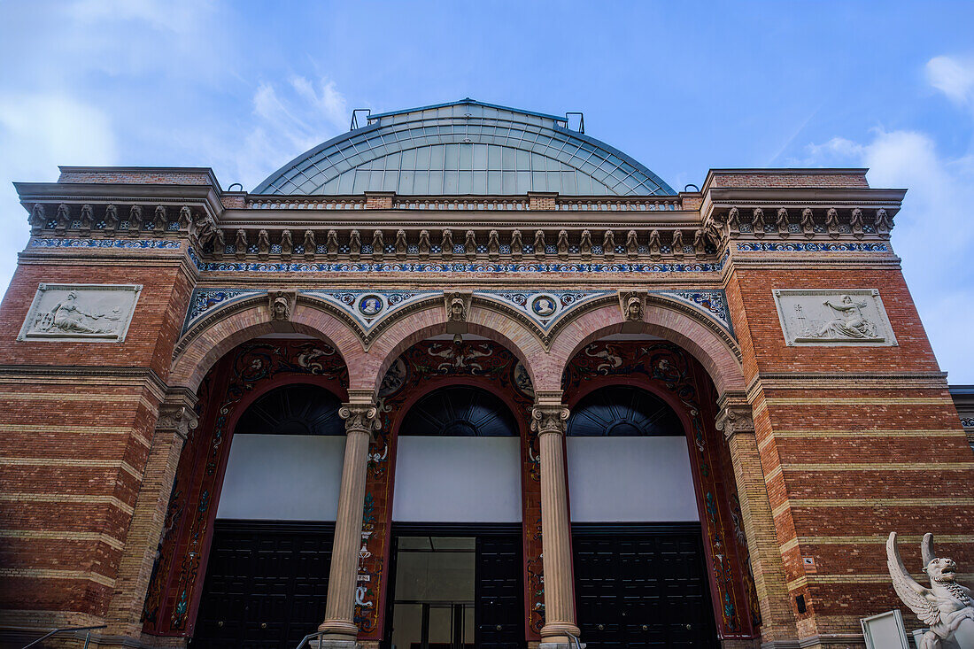 Fassade des Velasquez-Palastes, neoklassizistisches Gebäude mit Ausstellungen im Retiro-Park, Madrid, Spanien, Europa