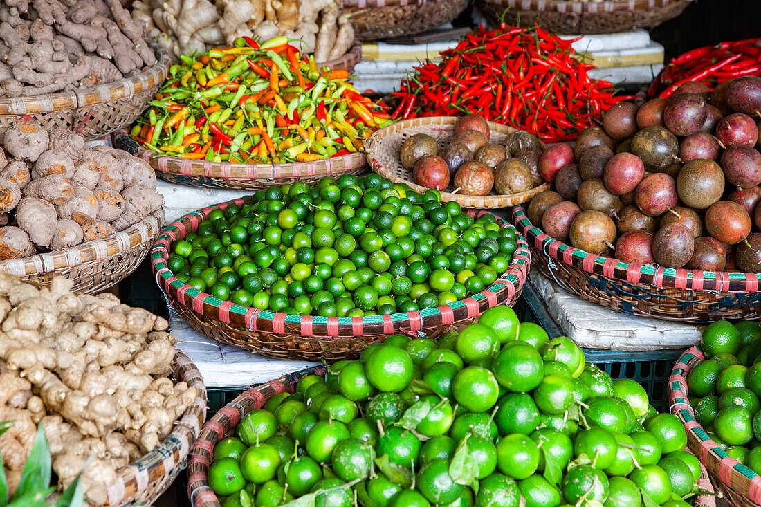 Verkauf von Produkten auf dem Dong Xuan Markt, Hanoi, Indochina, Südostasien, Asien