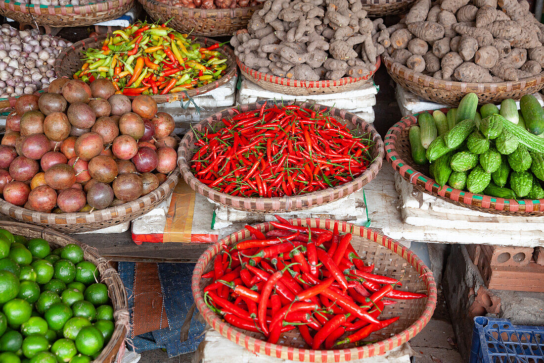 Verkauf von Produkten auf dem Dong Xuan Markt, Hanoi, Indochina, Südostasien, Asien