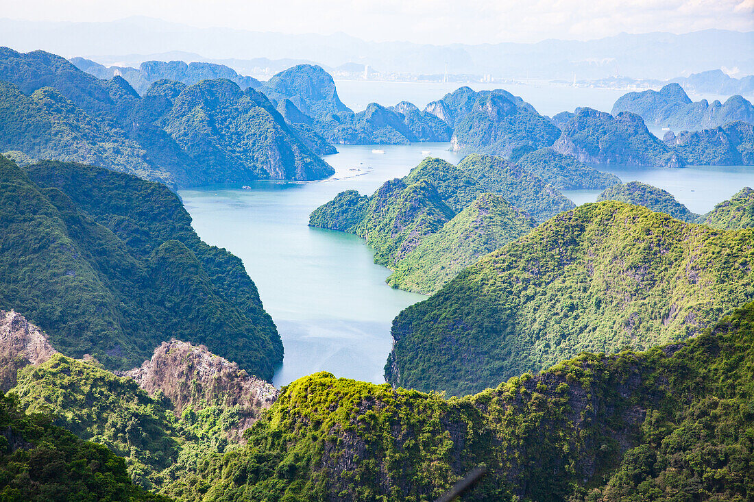 Ha Long Bay von der Insel Cat Ba aus, Ha Long Stadt im Hintergrund, UNESCO Weltkulturerbe, Vietnam, Indochina, Südostasien, Asien