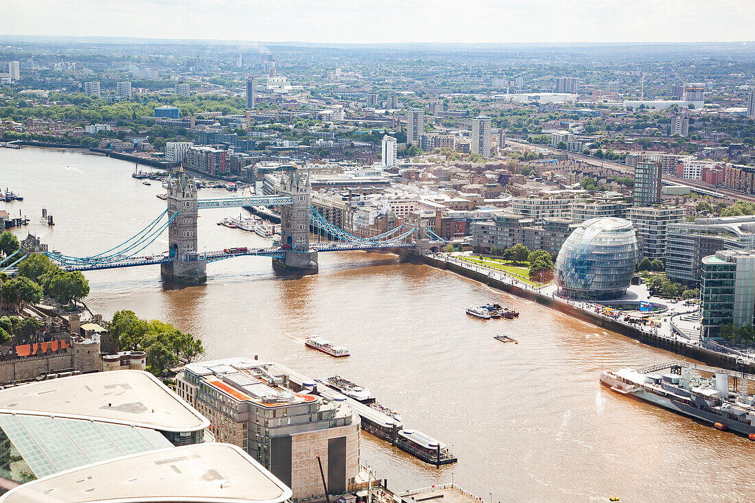 Luftaufnahme von Südlondon mit Tower Bridge und Themse, London, England, Vereinigtes Königreich, Europa