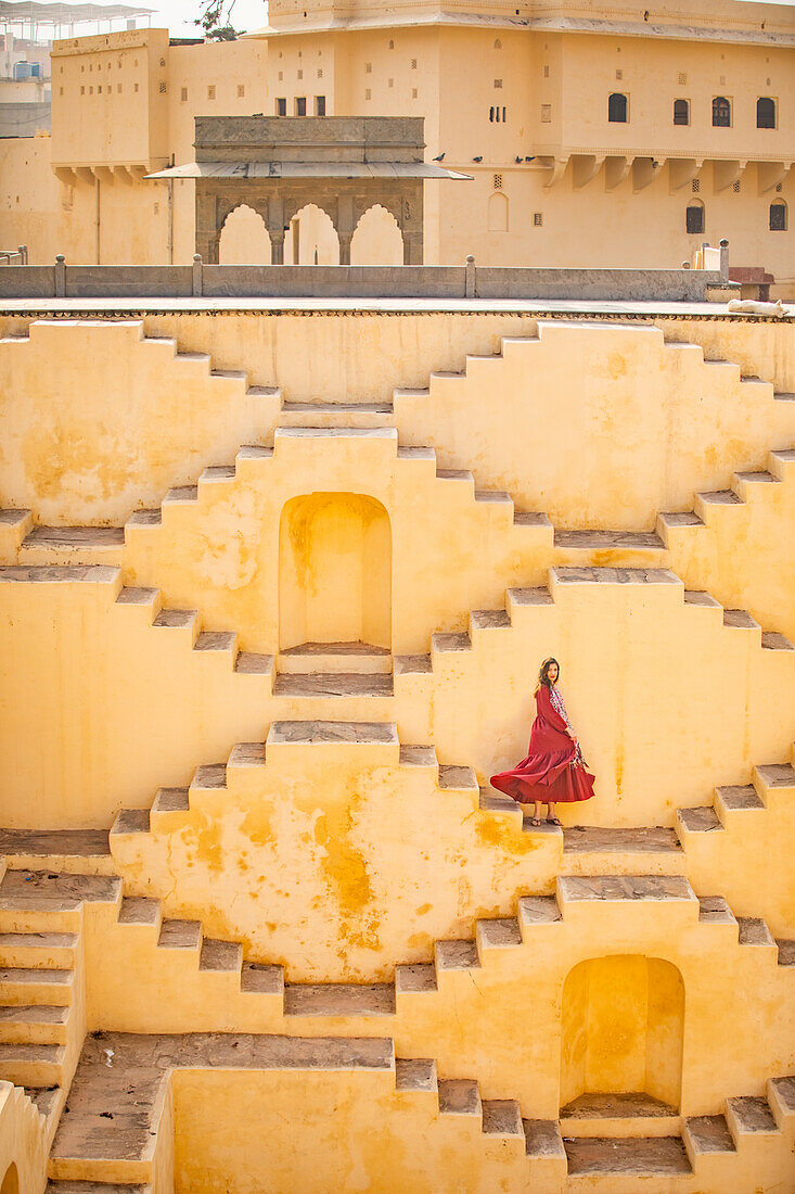 Frau in rotem Gewand bei Panna Meena ka Kund, Jaipur, Rajasthan, Indien, Asien