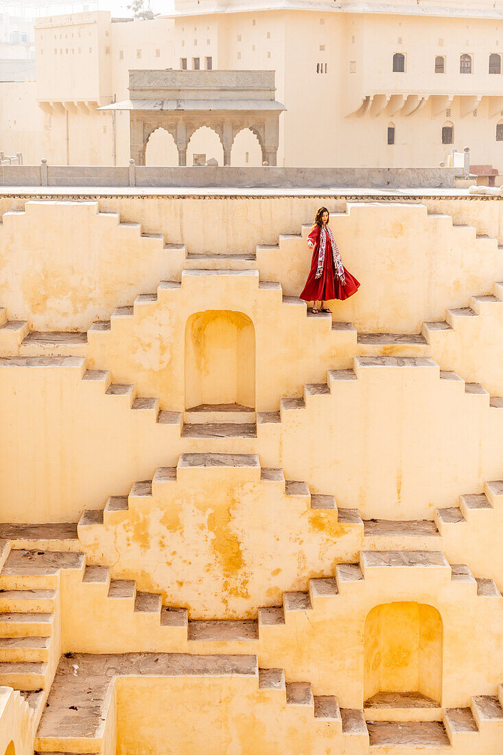 Frau in rotem Gewand bei Panna Meena ka Kund, Jaipur, Rajasthan, Indien, Asien