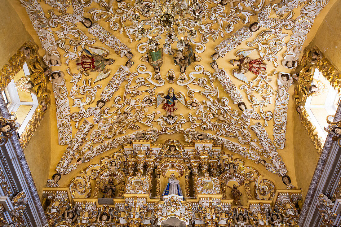 Polychrome Figuren und Goldreliefs, barockes Interieur, Kirche San Francisco Acatepec, gegründet Mitte des 16. Jahrhunderts, San Francisco Acatepec, Puebla, Mexiko, Nordamerika