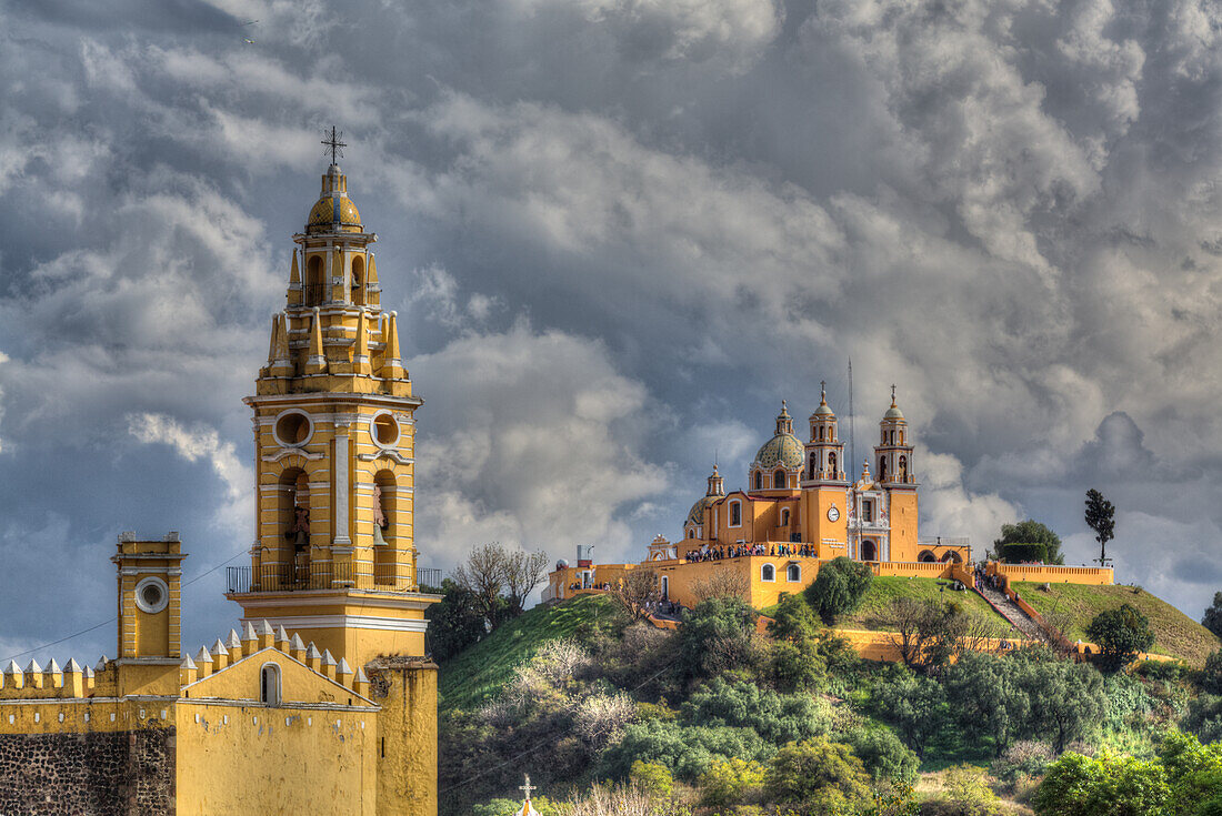 Stürmisches Wetter, Kloster San Gabriel Arcangel im Vordergrund, Kirche Nuestra Senora de los Remedios im Hintergrund, Cholula, Bundesstaat Puebla, Mexiko, Nordamerika