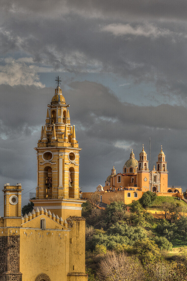 Stürmisches Wetter, Kloster San Gabriel Arcangel im Vordergrund, Kirche Nuestra Senora de los Remedios im Hintergrund, Cholula, Bundesstaat Puebla, Mexiko, Nordamerika