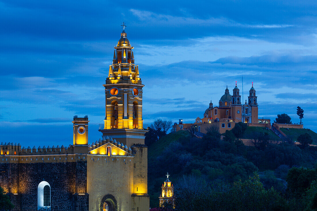 Abend, Kloster San Gabriel Arcangel im Vordergrund, Kirche Nuestra Senora de los Remedios im Hintergrund, Cholula, Bundesstaat Puebla, Mexiko, Nordamerika