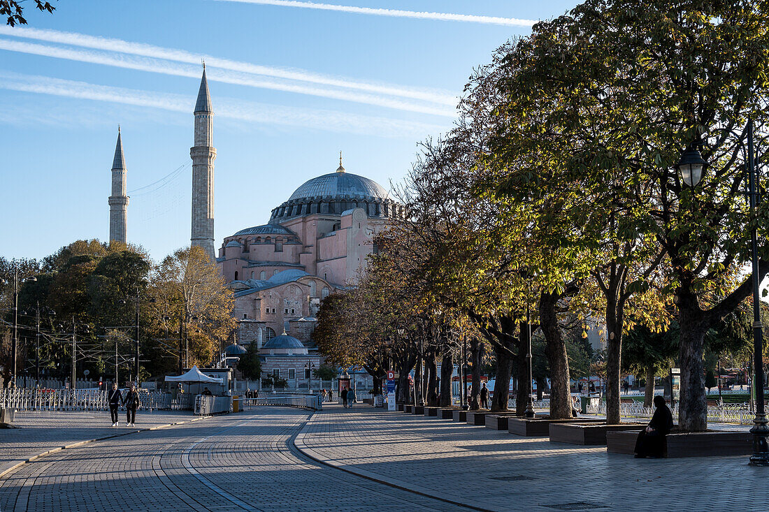 Blick auf die Hagia Sophia (Große Moschee Hagia Sophia), ursprünglich eine Kirche aus dem 6. Jahrhundert, dann eine Moschee und später ein Museum, bevor sie im Jahr 2020 offiziell umgewandelt wurde, UNESCO-Weltkulturerbe, Istanbul, Türkei, Europa