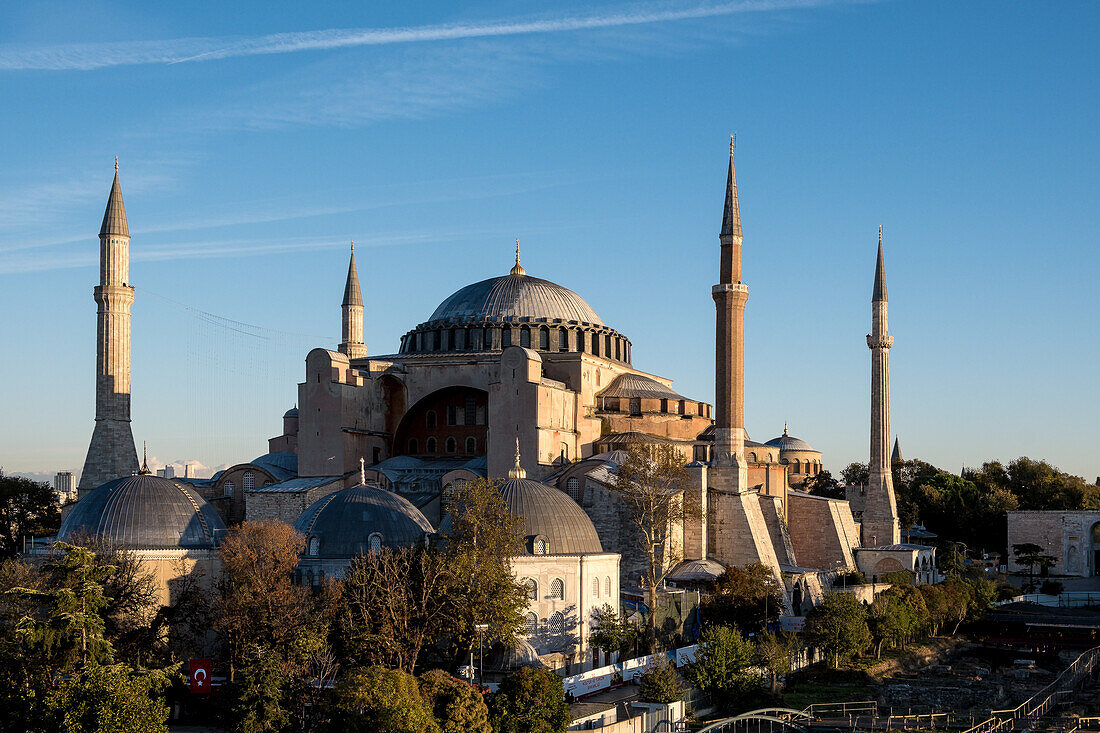 Blick auf die Hagia Sophia (Große Moschee Hagia Sophia), ursprünglich eine Kirche aus dem 6. Jahrhundert, dann eine Moschee und später ein Museum, bevor sie 2020 offiziell umgewandelt wurde, UNESCO-Weltkulturerbe, Istanbul, Türkei, Europa