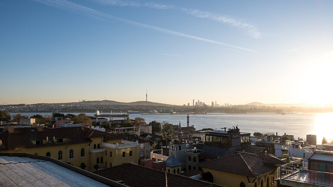 Blick auf das Stadtbild von Fatih, einschließlich des Bosporus, der meistbefahrenen Wasserstraße der Welt für die internationale Schifffahrt, und des A?amlica-Turms, eines massiven Fernmeldeturms im Hintergrund, Provinz Istanbul, Türkei, Europa