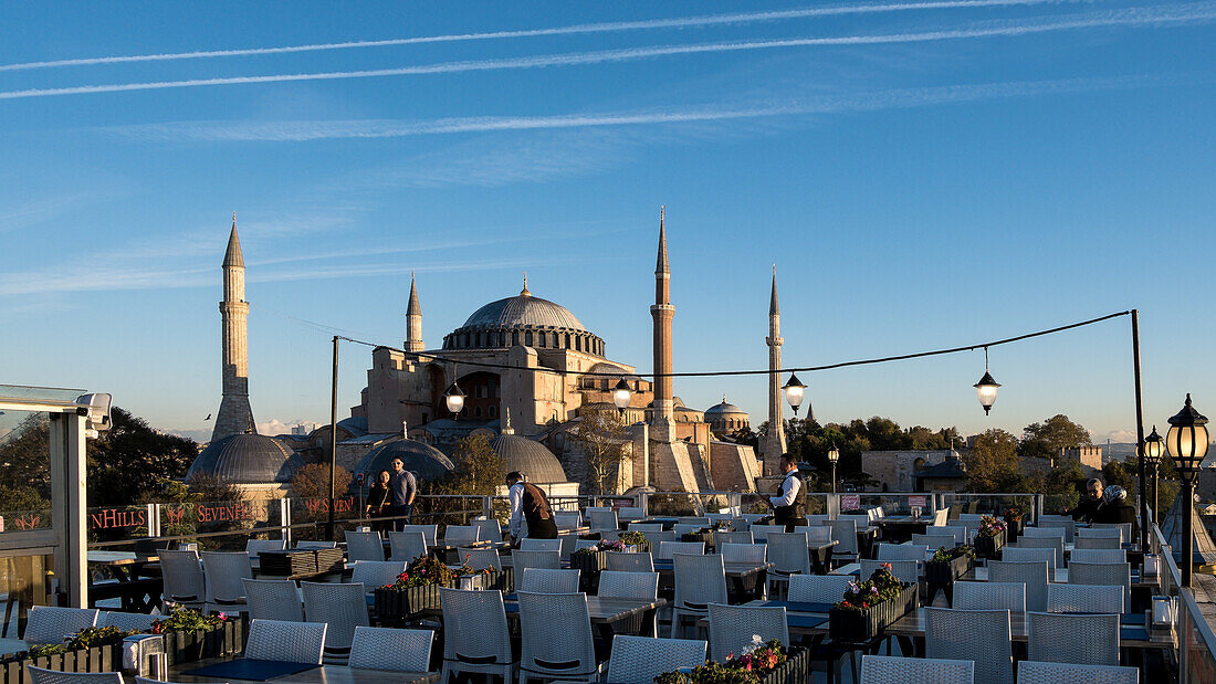 Blick auf die Hagia Sophia (Große Hagia Sophia-Moschee) von einem Restaurant auf der Dachterrasse, ursprünglich eine Kirche aus dem 6. Jahrhundert, dann eine Moschee und später ein Museum, bevor sie 2020 offiziell umgewandelt wurde, UNESCO-Weltkulturerbe, Istanbul, Türkei, Europa