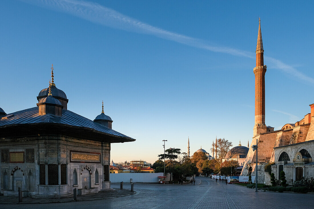 Stadtbild der historischen Bereiche Istanbuls, einschließlich der Hagia Sophia und der Sultan-Ahmed-Moschee, UNESCO-Weltkulturerbe, Stadtteil Fatih, Istanbul, Türkei, Europa