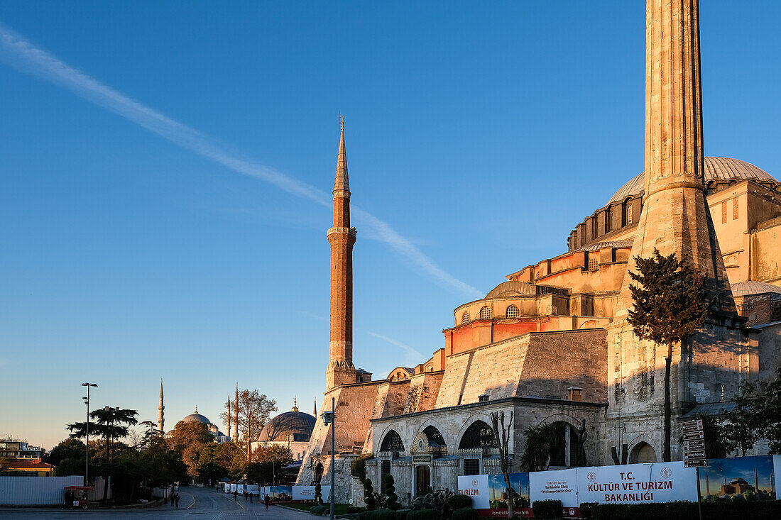 Architektonisches Detail der Hagia Sophia (Große Moschee Hagia Sophia), ursprünglich eine Kirche aus dem 6. Jahrhundert, dann eine Moschee und später ein Museum, bevor sie 2020 offiziell umgewandelt wurde, UNESCO-Weltkulturerbe, Istanbul, Türkei, Europa