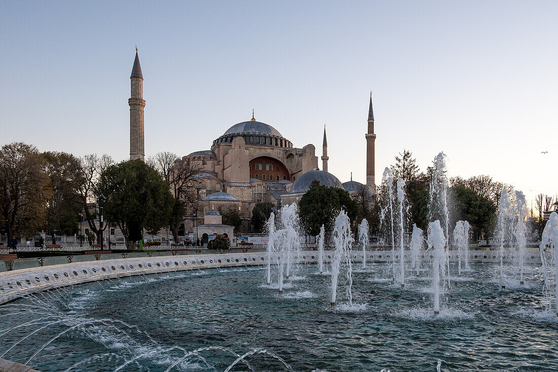 Blick auf die Hagia Sophia (Große Hagia Sophia-Moschee), ursprünglich eine Kirche aus dem 6. Jahrhundert, dann eine Moschee und später ein Museum, bevor sie im Jahr 2020 umgewandelt wird, vom Sultanahmet-Park aus gesehen, UNESCO-Weltkulturerbe, Istanbul, Türkei, Europa