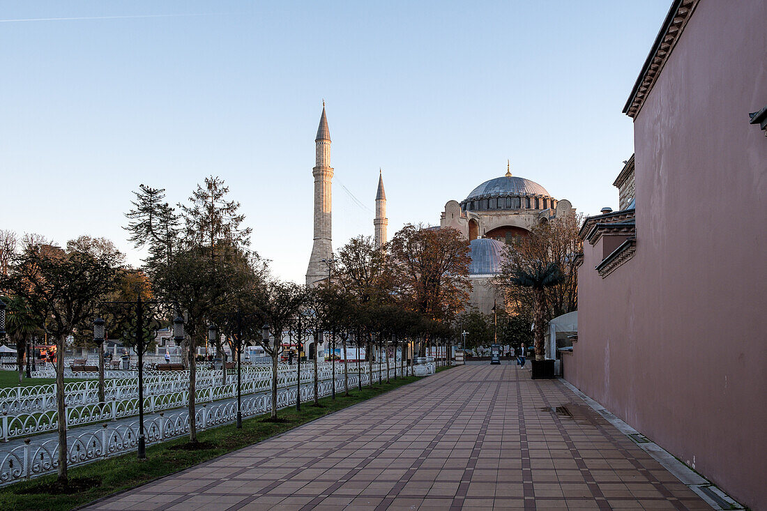 Blick auf die Hagia Sophia (Große Moschee Hagia Sophia), ursprünglich eine Kirche aus dem 6. Jahrhundert, dann eine Moschee und später ein Museum, bevor sie im Jahr 2020 offiziell umgewandelt wurde, UNESCO-Weltkulturerbe, Istanbul, Türkei, Europa