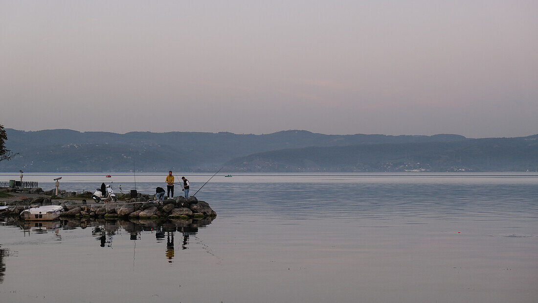 Blick auf den Sapanca-See (Sapanca Golu), ein Süßwassersee zwischen dem Golf von Izmit und der Adapazari-Wiese, Region Sapanca, Türkei, Eurasien