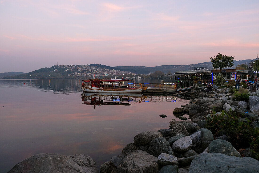 Blick auf den Sapanca-See (Sapanca Golu), ein Süßwassersee zwischen dem Golf von Izmit und der Adapazari-Wiese, Region Sapanca, Türkei, Eurasien