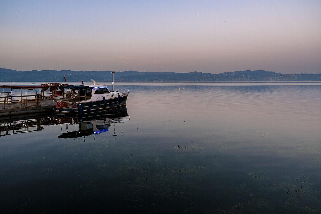 View of Lake Sapanca (Sapanca Golu) a fresh water lake between the Gulf of Izmit and the Adapazari Meadow, Sapanca region, Turkey, Eurasia