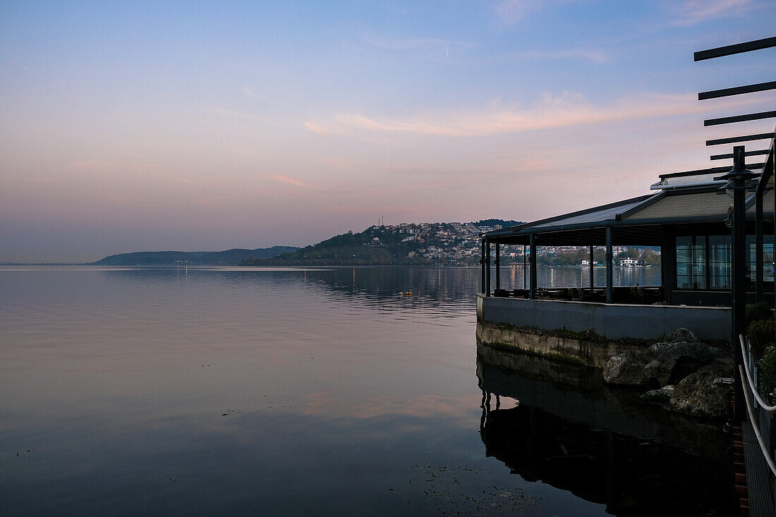 Blick auf den Sapanca-See (Sapanca Golu), ein Süßwassersee zwischen dem Golf von Izmit und der Adapazari-Wiese, Region Sapanca, Türkei, Eurasien