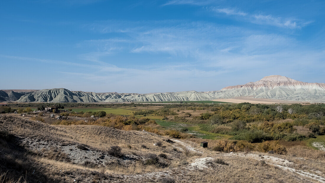 Blick auf die bunten Berge von Nallihan von Davutoglan aus, einem Stadtteil von Nallihan, Provinz Ankara, Anatolien, Türkei, Eurasien