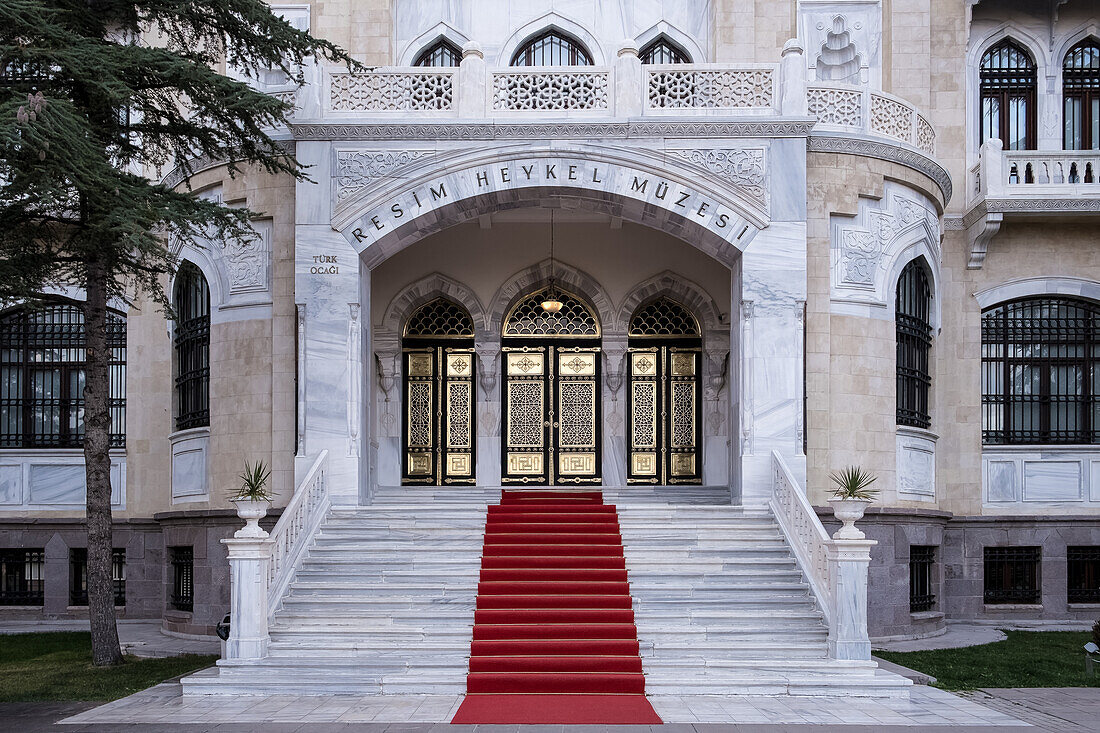 Eingang zum Staatlichen Kunst- und Skulpturenmuseum, eröffnet 1930 unter der Leitung von Mustafa Kemal Atatürk, ein Museum für Bildende Kunst und Skulptur, Ankara, Anatolien, Türkei, Eurasien