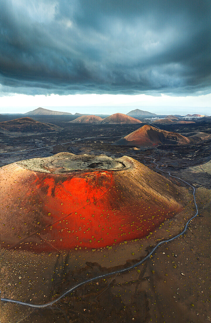 Luftaufnahme der Caldera Colorada, Tinajo, Las Palmas, Lanzarote, Kanarische Inseln, Spanien, Atlantik, Europa