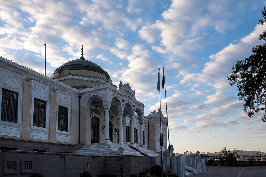 Außenansicht des Ethnografischen Museums, das den Kulturen der türkischen Zivilisationen gewidmet ist und zwischen 1925 und 1928 erbaut wurde, Ankara, Anatolien, Türkei, Eurasien