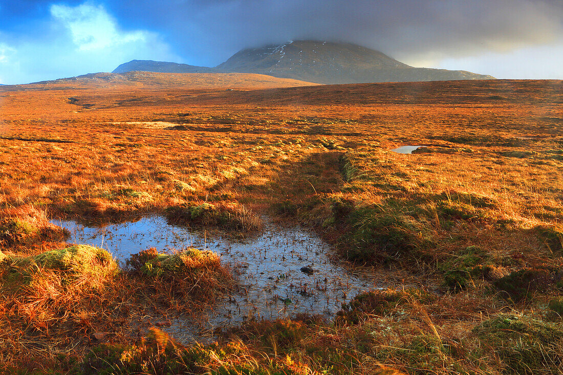 Moorland und Berge im nördlichen Sutherland im Winter, Highlands, Schottland, Vereinigtes Königreich, Europa