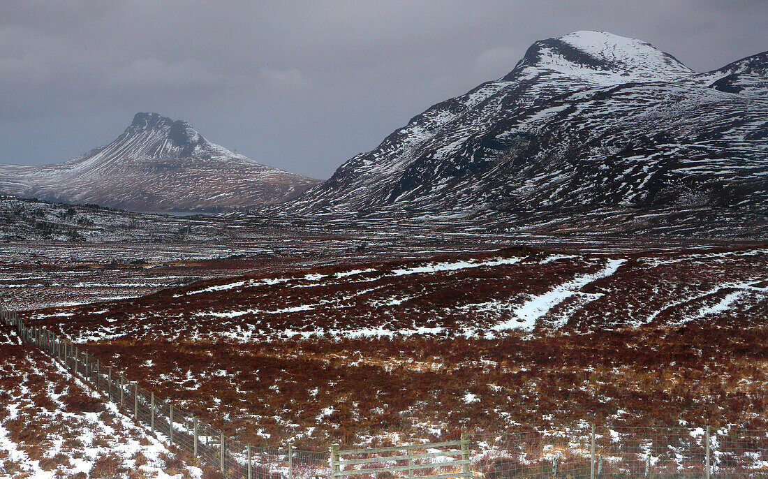 Stac Pollaidh und die Landschaft von Assynt, Nordwestliche Highlands, Schottland, Vereinigtes Königreich, Europa