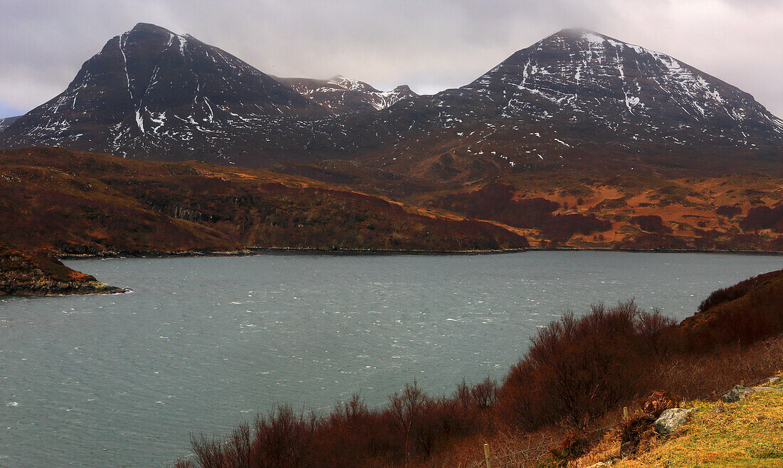 Loch Glendhu und Berge von Kylesku aus, Sutherland, Highlands, Schottland, Vereinigtes Königreich, Europa