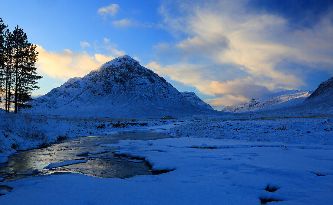 Buachille Etive Moor und Fluss Etive, Rannoch Moor, Highlands, Schottland, Vereinigtes Königreich, Europa