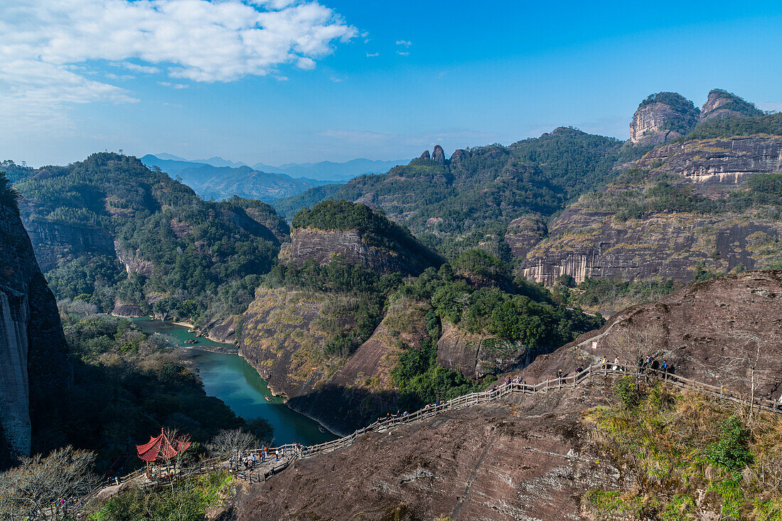 Blick über den Fluss der Neun Kurven (Jiuqu Xi), UNESCO-Weltkulturerbe, Wuyi-Gebirge, China, Asien