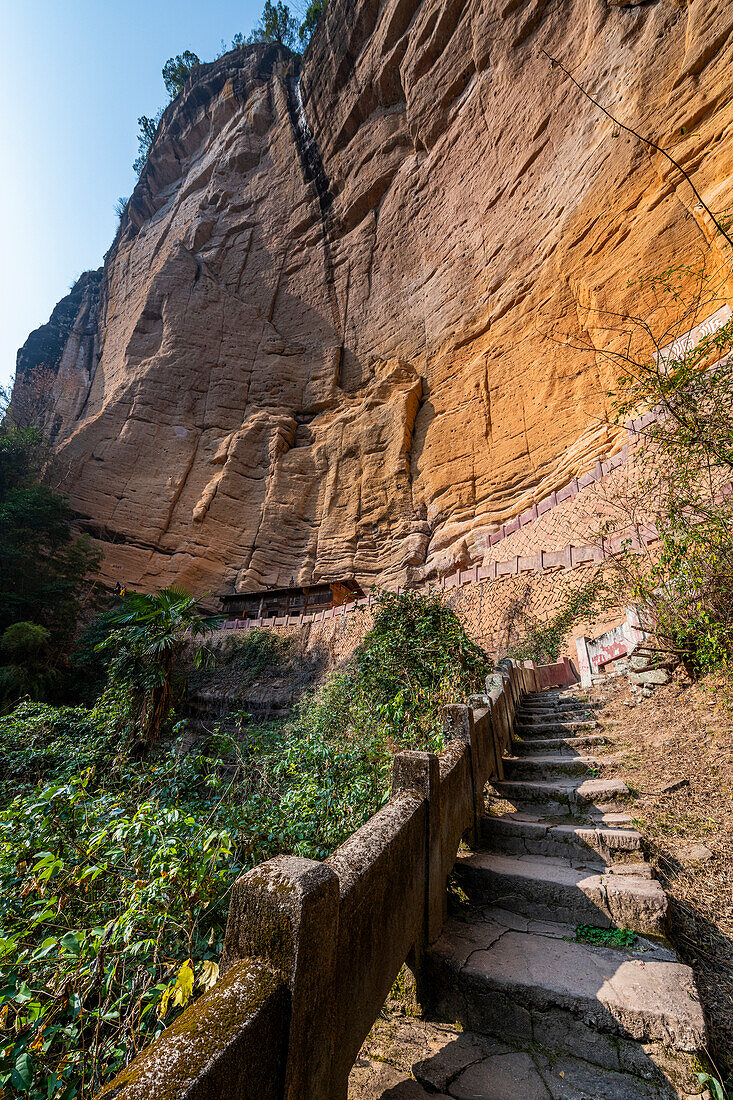 Schritte auf einem Pfad, Wuyi-Gebirge, UNESCO-Welterbe, Fujian, China, Asien