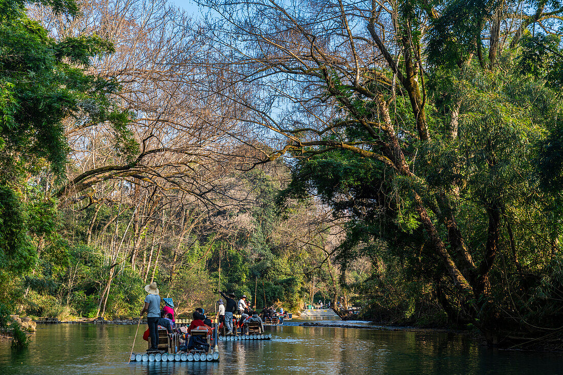 Rafting auf dem Fluss der Neun Kurven, Wuyi-Gebirge, UNESCO-Welterbe, Fujian, China, Asien