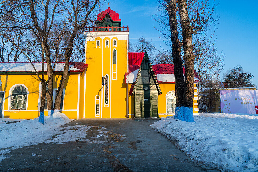 Buntes Haus beim Schneeskulpturenfestival, Harbin, Heilongjiang, China, Asien