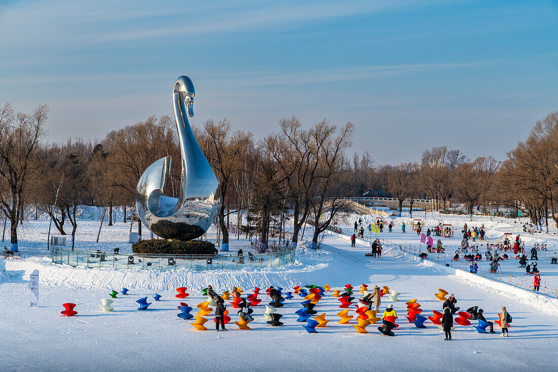 Riesiger Schwan beim Schneeskulpturenfestival, Harbin, Heilongjiang, China, Asien