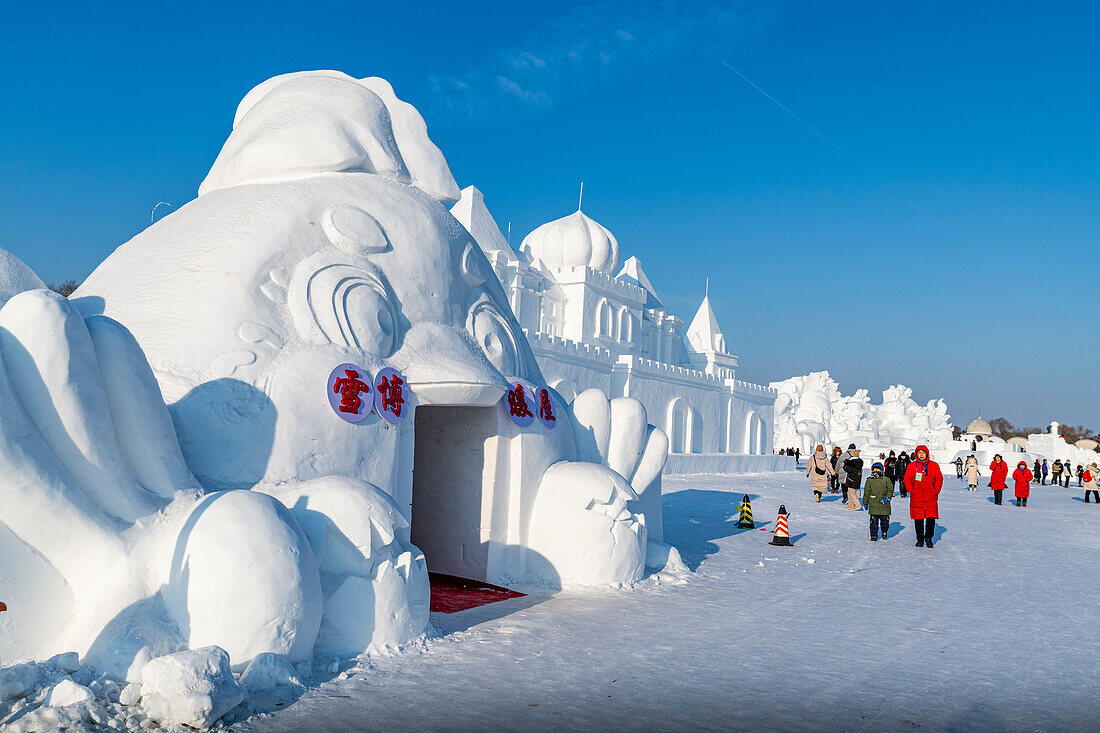 Riesige Schneeskulptur auf dem Schneeskulpturenfestival, Harbin, Heilongjiang, China, Asien