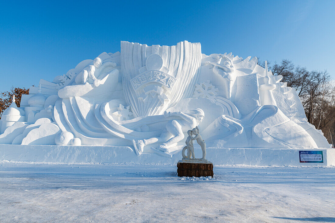 Riesige Schneeskulptur auf dem Schneeskulpturenfestival, Harbin, Heilongjiang, China, Asien