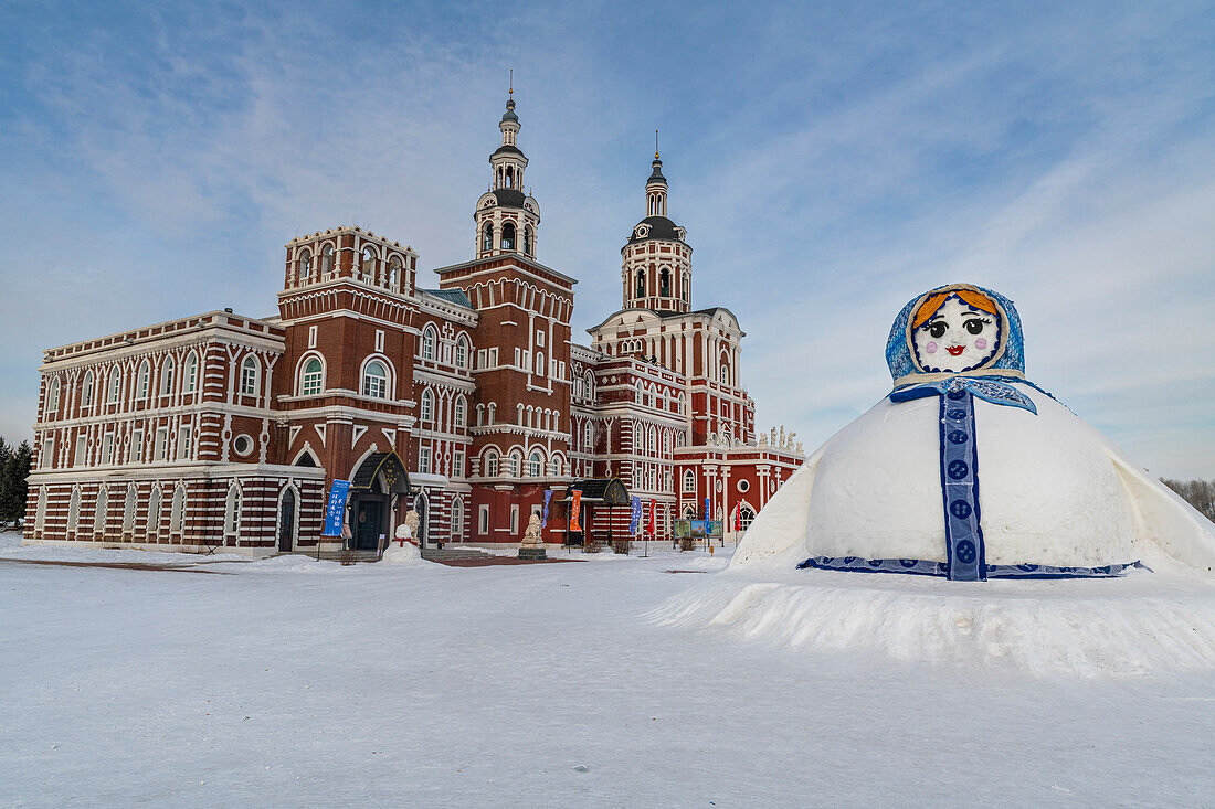 Riesiger Schneemann vor der Replik eines russischen Palastes, Wolga Manor, Harbin, Heilongjiang, China, Asien