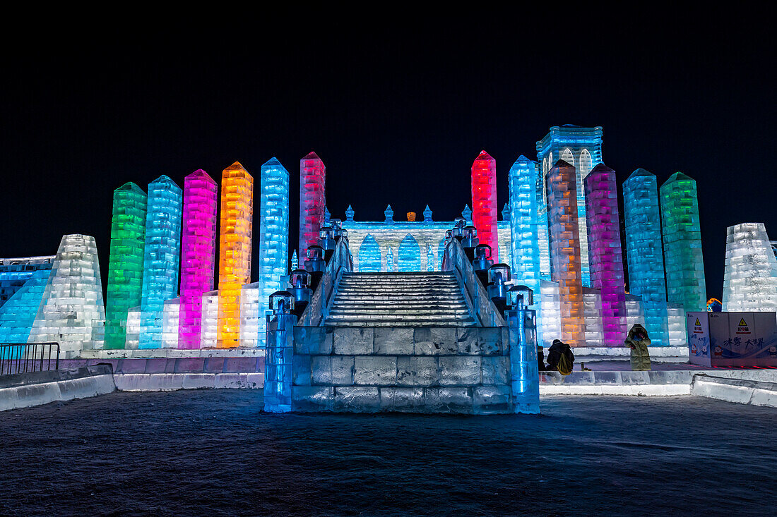 Beleuchtete Gebäude aus Eis, Ice International Ice and Snow Sculpture Festival, Harbin, Heilongjiang, China, Asien