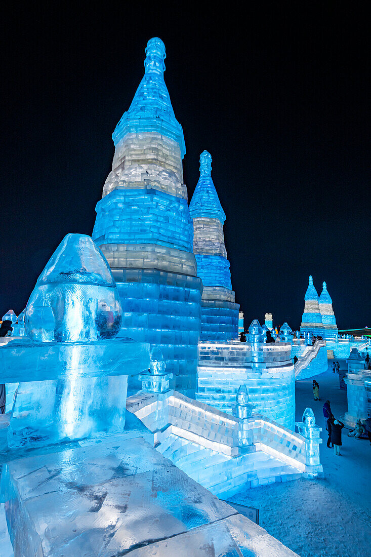 Beleuchtete Gebäude aus Eis, Ice International Ice and Snow Sculpture Festival, Harbin, Heilongjiang, China, Asien