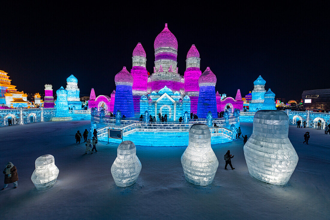 Beleuchtete Gebäude aus Eis, Ice International Ice and Snow Sculpture Festival, Harbin, Heilongjiang, China, Asien