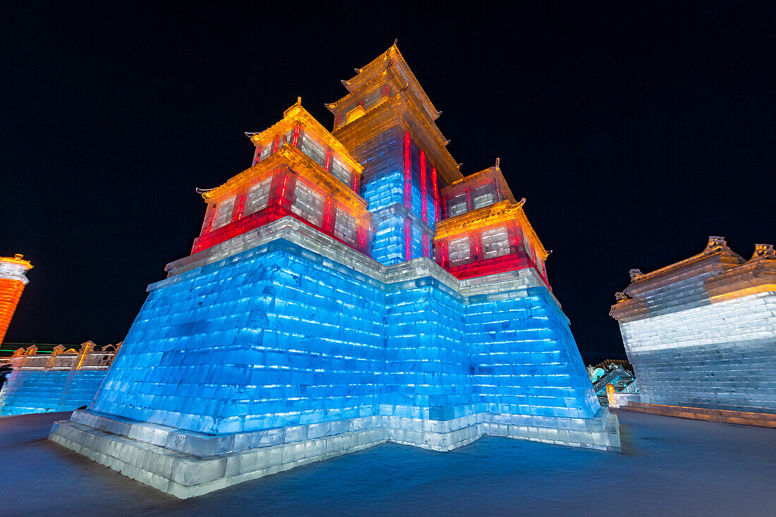 Beleuchtete Gebäude aus Eis, Ice International Ice and Snow Sculpture Festival, Harbin, Heilongjiang, China, Asien