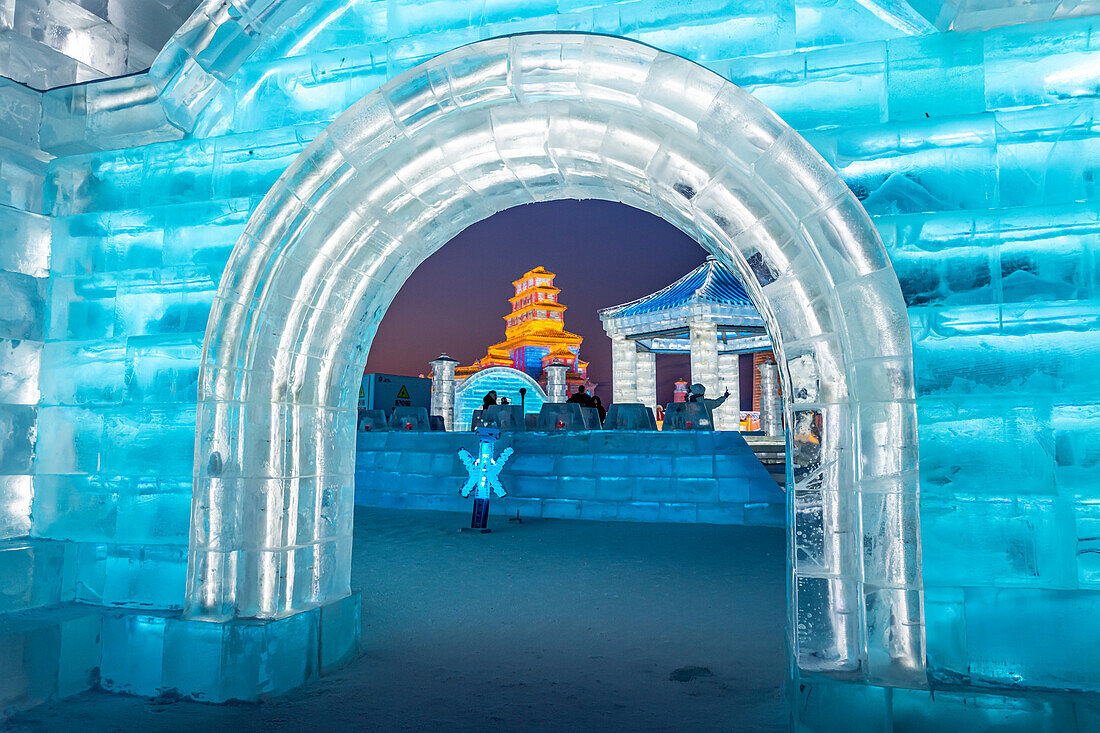 Beleuchtete Gebäude aus Eis, Ice International Ice and Snow Sculpture Festival, Harbin, Heilongjiang, China, Asien