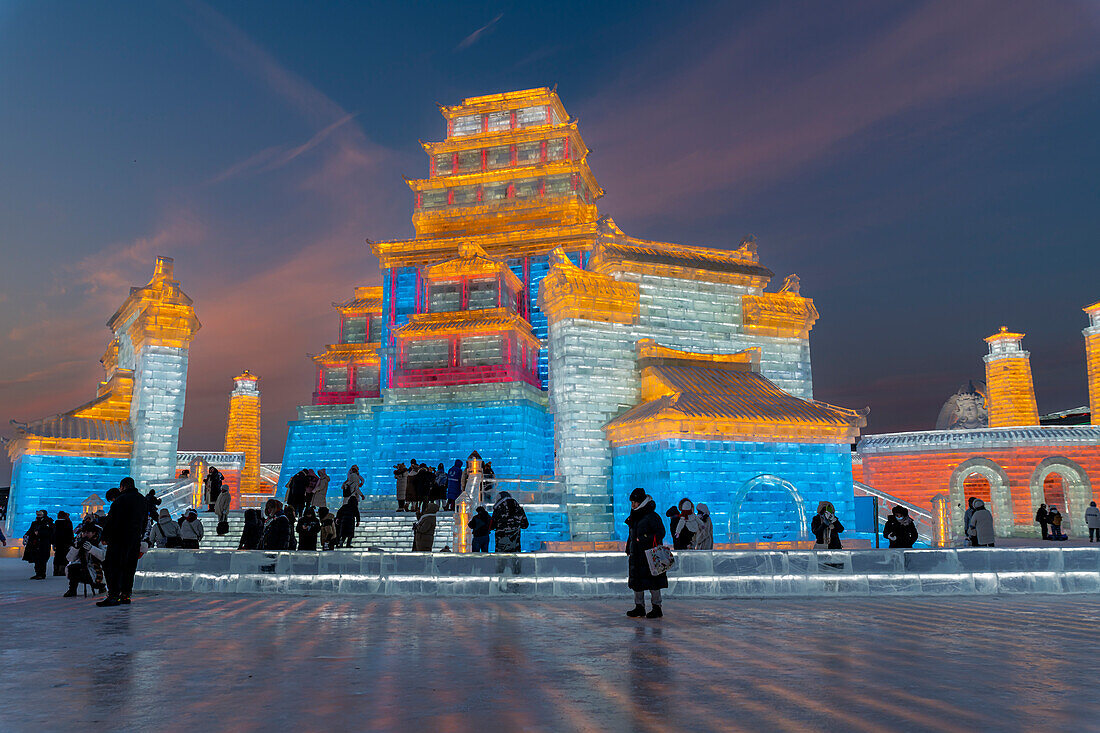 Beleuchtete Gebäude aus Eis, Ice International Ice and Snow Sculpture Festival, Harbin, Heilongjiang, China, Asien