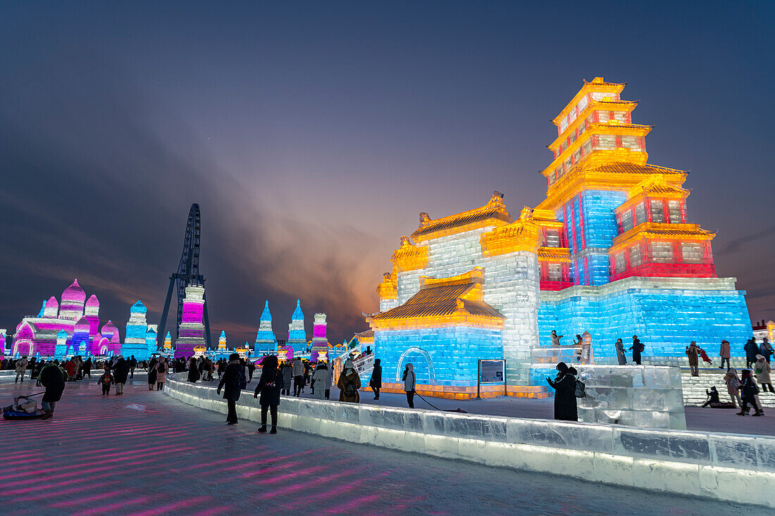 Beleuchtete Gebäude aus Eis, Ice International Ice and Snow Sculpture Festival, Harbin, Heilongjiang, China, Asien