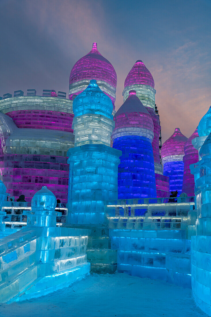 Beleuchtete Gebäude aus Eis, Ice International Ice and Snow Sculpture Festival, Harbin, Heilongjiang, China, Asien