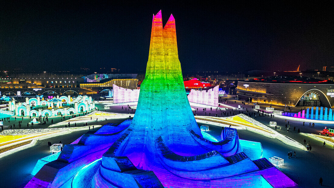 Luftaufnahme der beleuchteten Gebäude aus Eis, Ice International Ice and Snow Sculpture Festival, Harbin, Heilongjiang, China, Asien