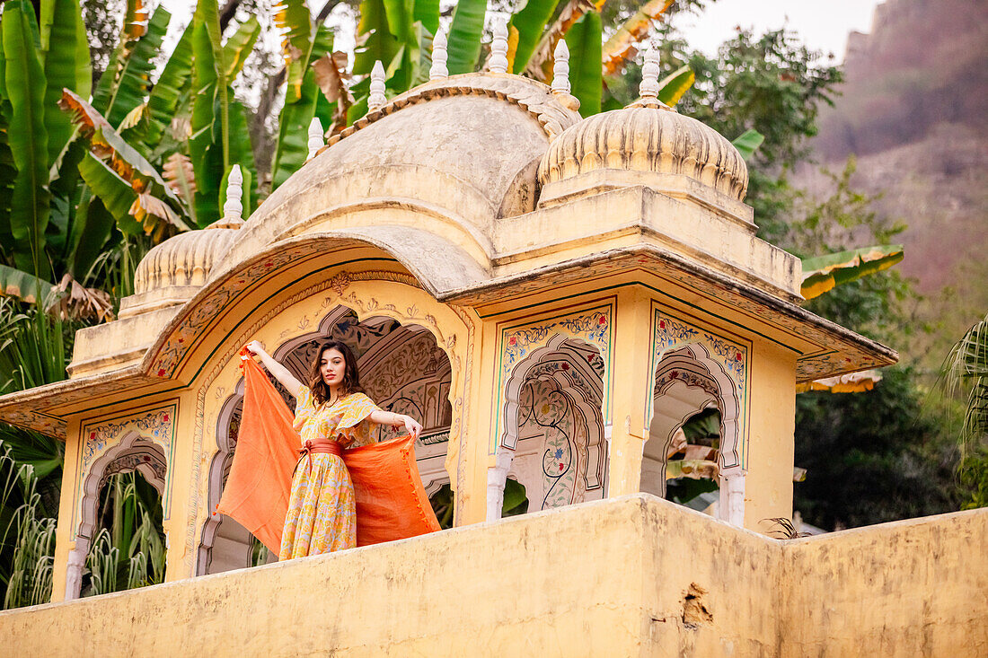 Frau am Aussichtspunkt, Jaipur, Rajasthan, Indien, Asien